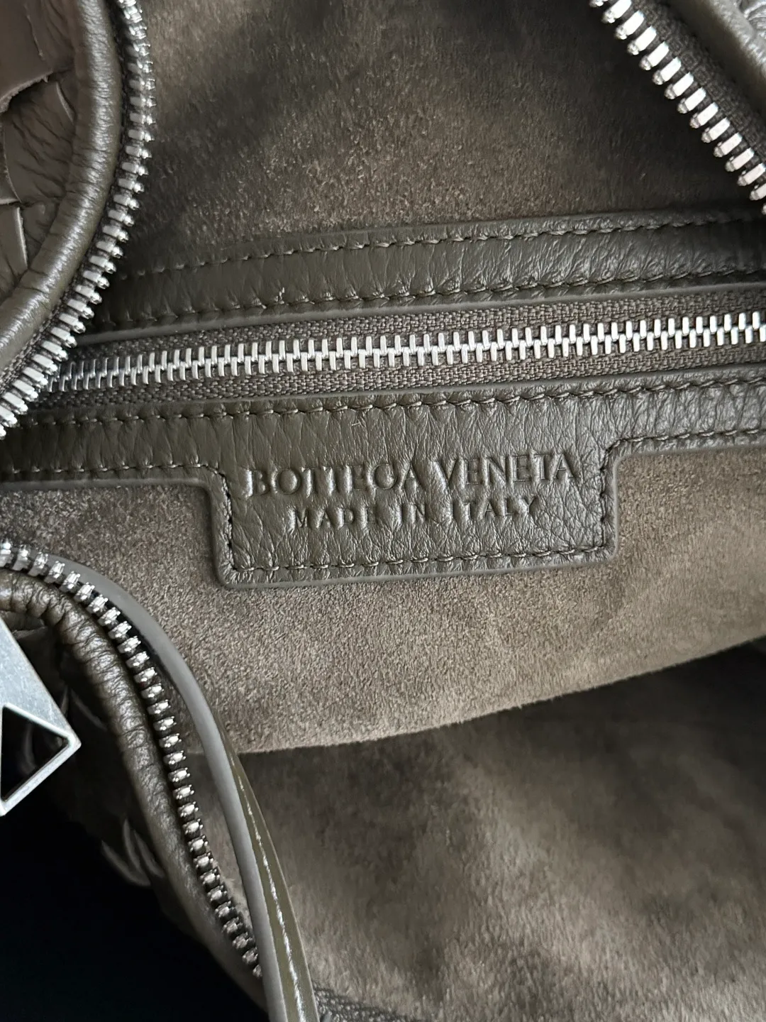 Batch 2360 BOTTEGA VENETA's new Traveler deerskin series is here! The travel season is coming soon, and I believe you must need a large-capacity and simple bag. This new Traveler is very in line with the current travel craze. The whole bag is designed with deerskin and is made of the highest quality leather. It feels tougher to the touch. The super large capacity is suitable for short trips. Traveling with friends and family does not require carrying heavy luggage. It is also very convenient for friends who often travel for work. You can carry two changes of clothes and a computer with you. It also comes with an adjustable shoulder strap to free your hands. Style number: 815748 Size: 35*29.5*8.5cm